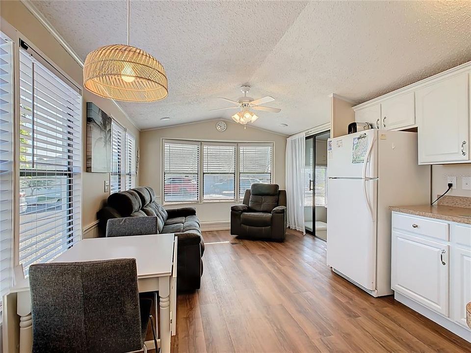 На продажу: $109,900 (1 спален, 1 ванн, 708 Квадратных фут)