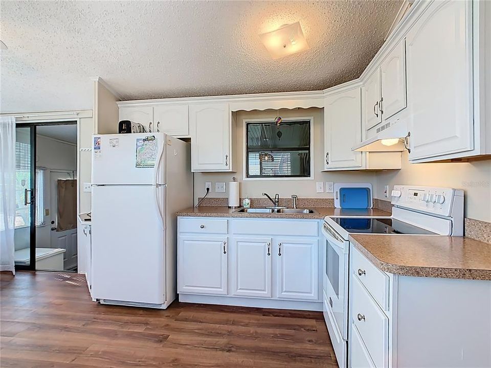 На продажу: $109,900 (1 спален, 1 ванн, 708 Квадратных фут)