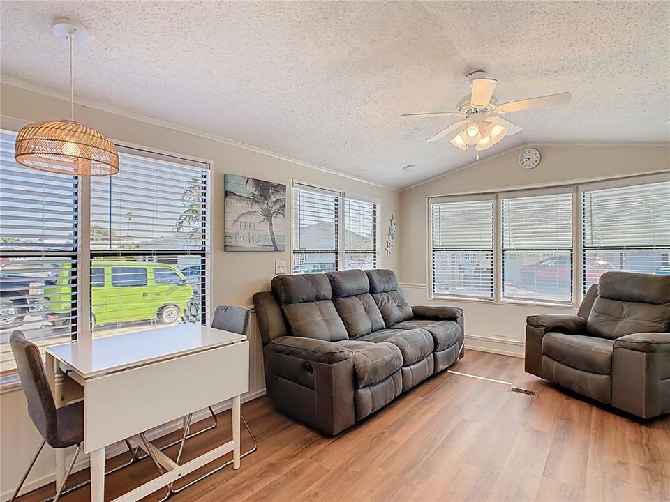 На продажу: $109,900 (1 спален, 1 ванн, 708 Квадратных фут)