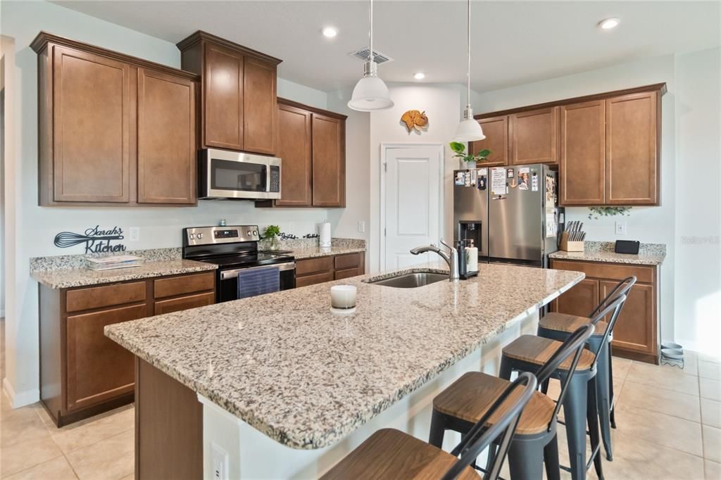 For Sale: $485,000 (4 beds, 3 baths, 2374 Square Feet)