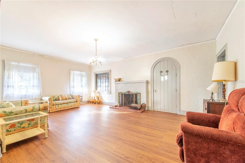 待售: $249,000 (3 贝兹, 1 浴室, 1590 平方英尺)