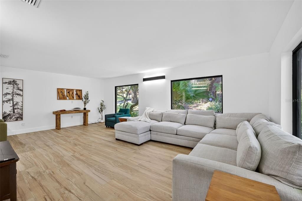 For Sale: $899,000 (5 beds, 2 baths, 2703 Square Feet)