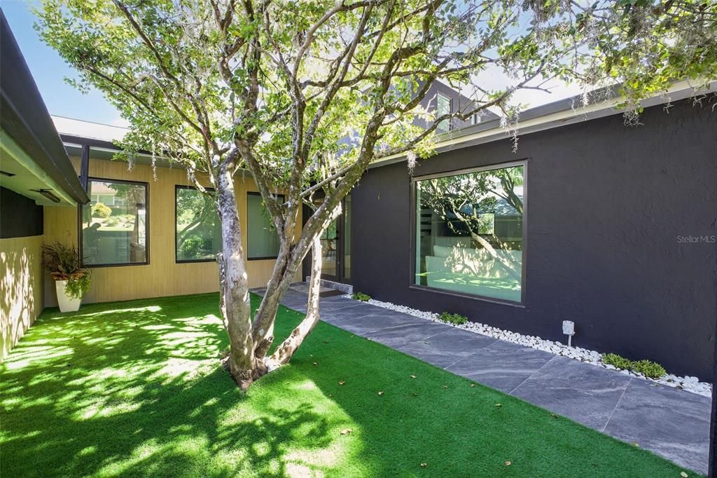 For Sale: $899,000 (5 beds, 2 baths, 2703 Square Feet)