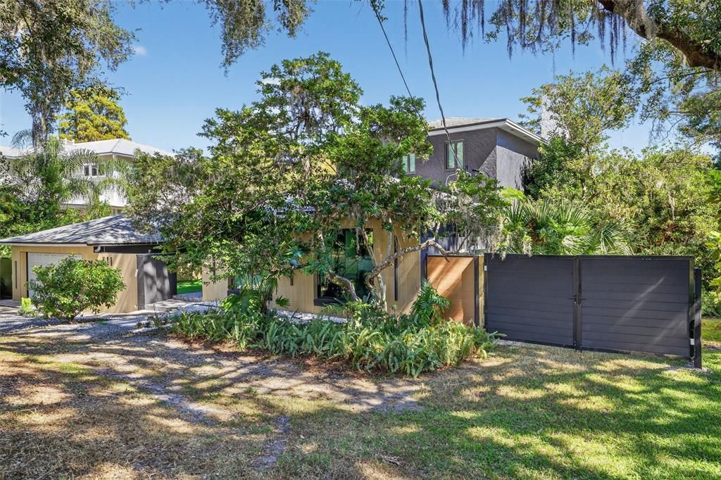 For Sale: $899,000 (5 beds, 2 baths, 2703 Square Feet)