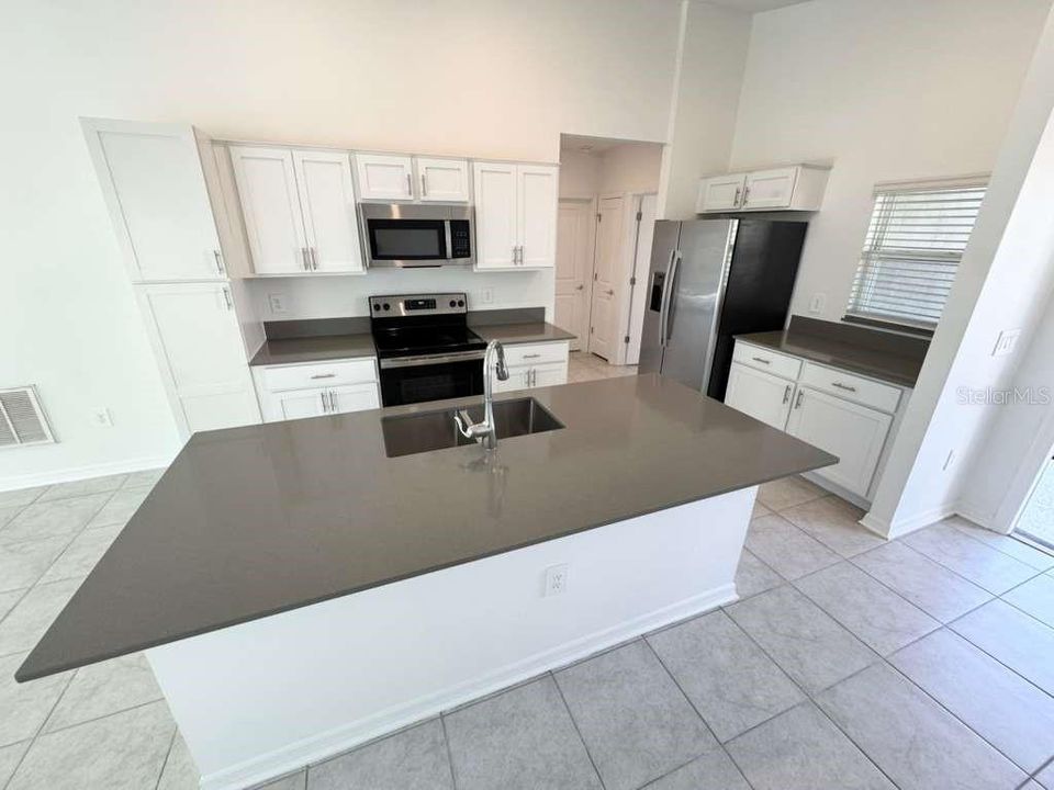 合同活跃: $2,250 (3 贝兹, 2 浴室, 1265 平方英尺)