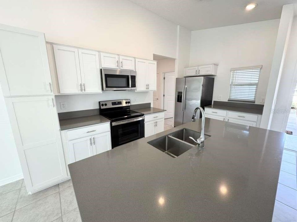 合同活跃: $2,250 (3 贝兹, 2 浴室, 1265 平方英尺)