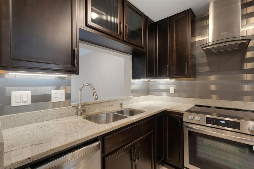 For Sale: $187,500 (2 beds, 1 baths, 875 Square Feet)