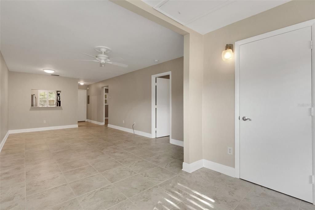 For Sale: $187,500 (2 beds, 1 baths, 875 Square Feet)