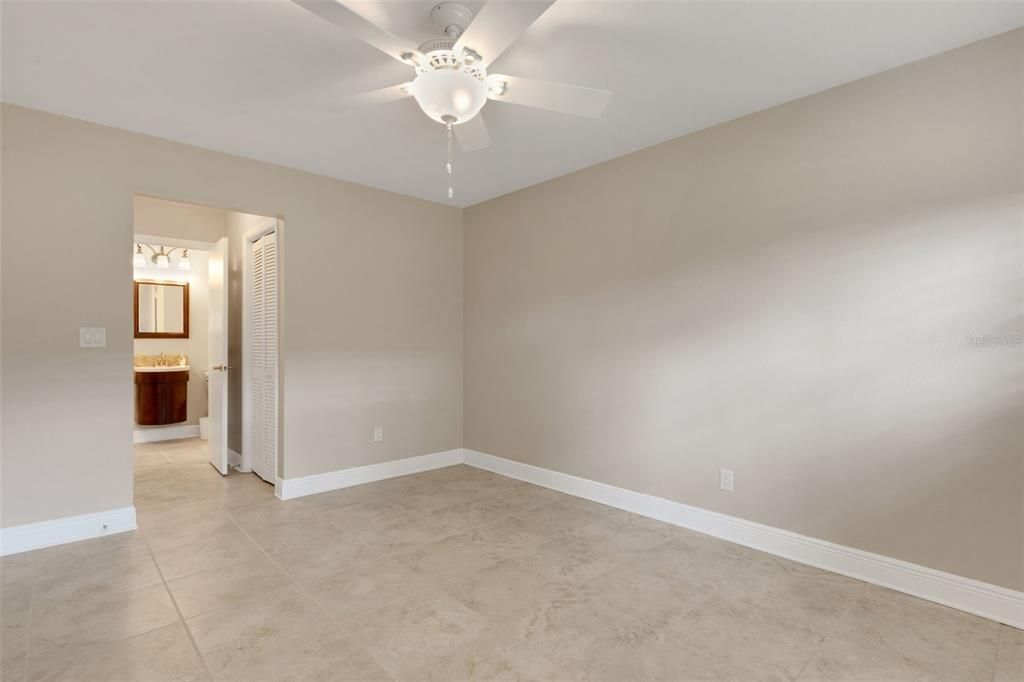 合同活跃: $187,500 (2 贝兹, 1 浴室, 875 平方英尺)