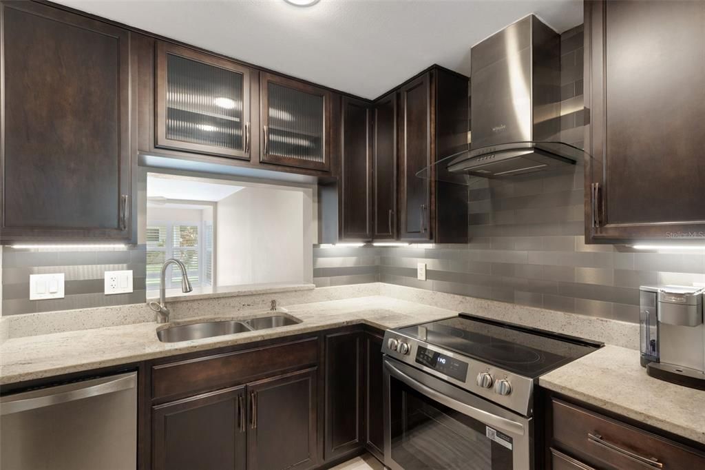 For Sale: $187,500 (2 beds, 1 baths, 875 Square Feet)