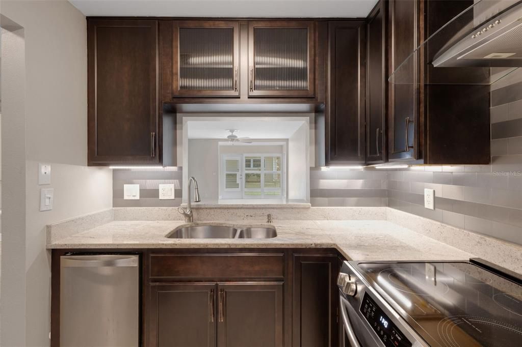 For Sale: $187,500 (2 beds, 1 baths, 875 Square Feet)