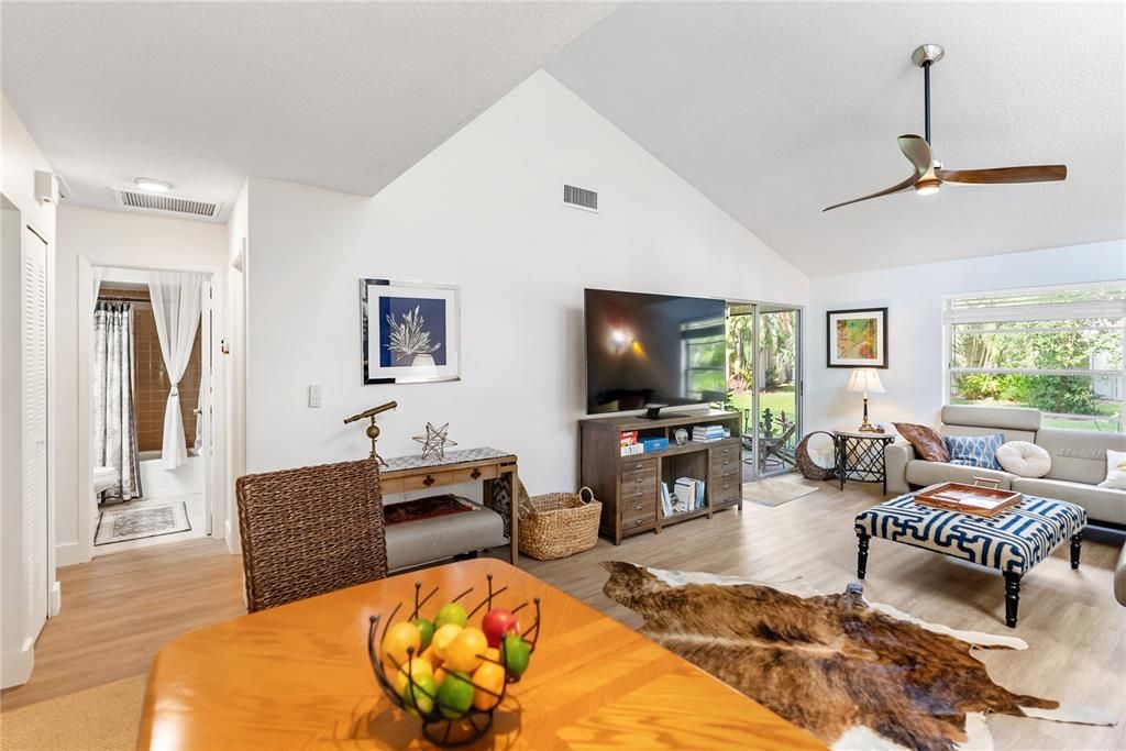 出租: $2,250 (2 贝兹, 2 浴室, 966 平方英尺)