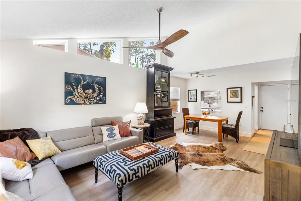 出租: $2,250 (2 贝兹, 2 浴室, 966 平方英尺)