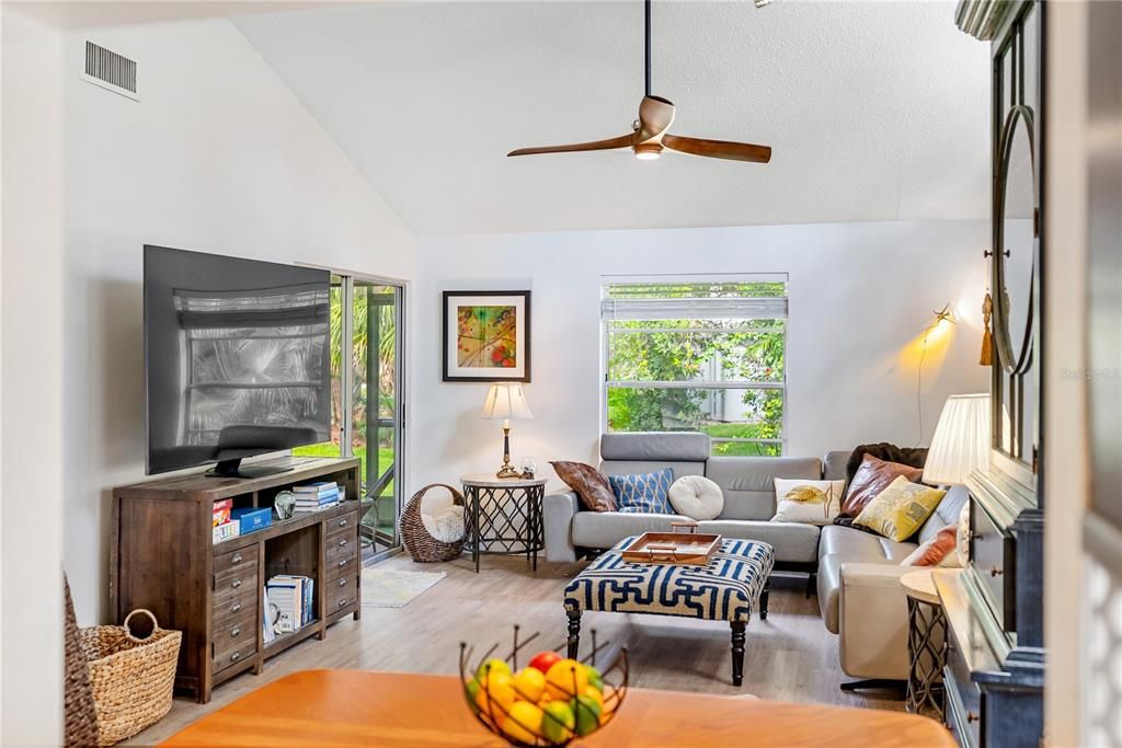 出租: $2,250 (2 贝兹, 2 浴室, 966 平方英尺)