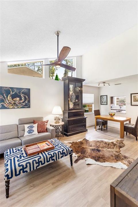 出租: $2,250 (2 贝兹, 2 浴室, 966 平方英尺)