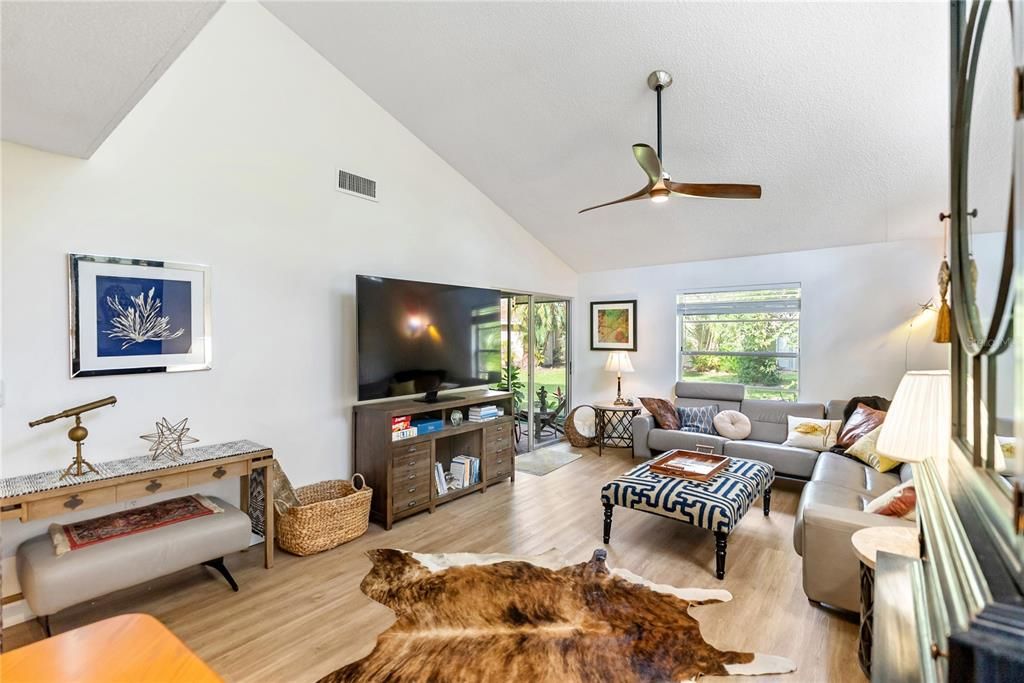 出租: $2,250 (2 贝兹, 2 浴室, 966 平方英尺)