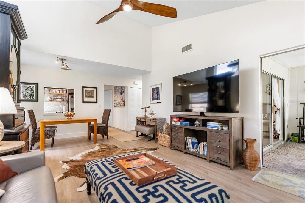 出租: $2,250 (2 贝兹, 2 浴室, 966 平方英尺)