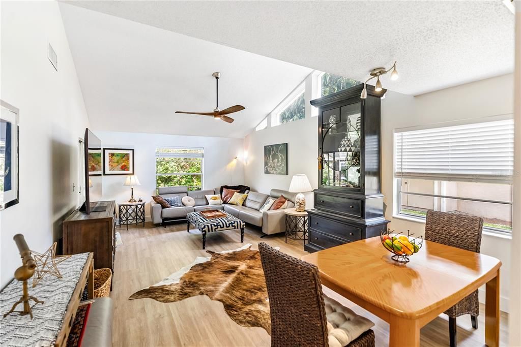 出租: $2,250 (2 贝兹, 2 浴室, 966 平方英尺)