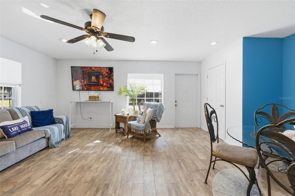 待售: $225,000 (2 贝兹, 1 浴室, 998 平方英尺)