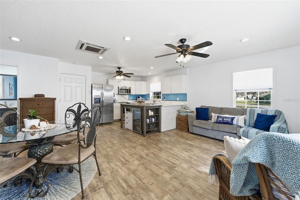 待售: $225,000 (2 贝兹, 1 浴室, 998 平方英尺)