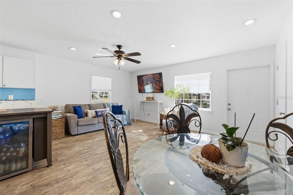 待售: $225,000 (2 贝兹, 1 浴室, 998 平方英尺)