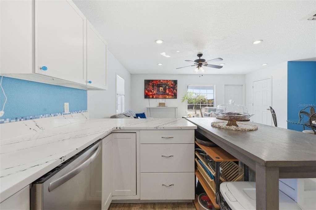 待售: $225,000 (2 贝兹, 1 浴室, 998 平方英尺)