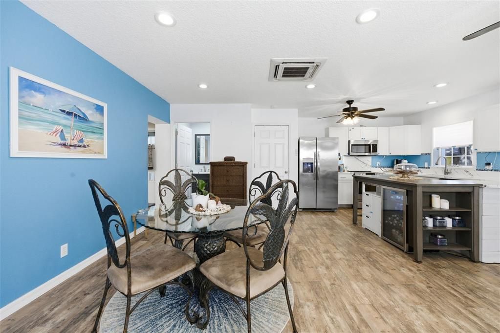 待售: $225,000 (2 贝兹, 1 浴室, 998 平方英尺)