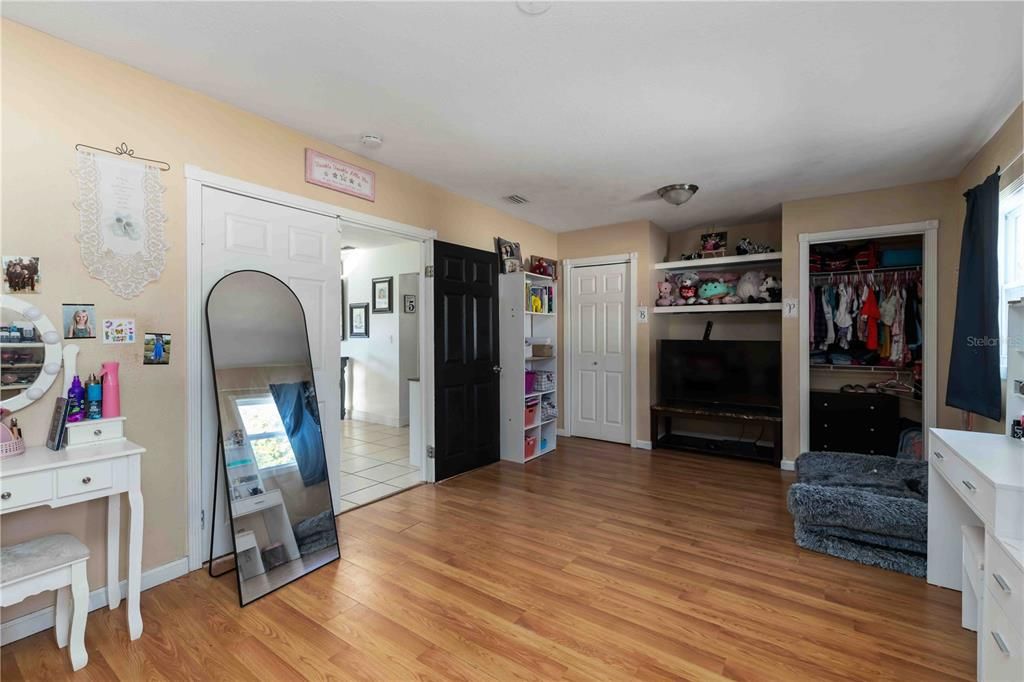 Под контрактом: $314,900 (3 спален, 2 ванн, 1553 Квадратных фут)