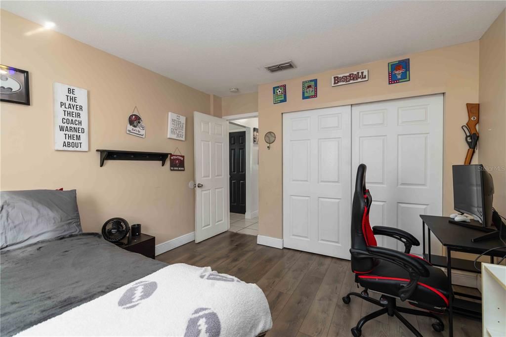 Под контрактом: $314,900 (3 спален, 2 ванн, 1553 Квадратных фут)