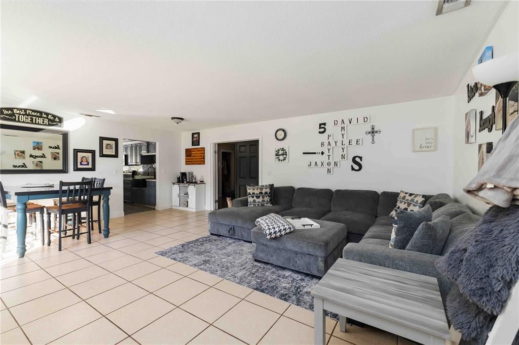 Под контрактом: $314,900 (3 спален, 2 ванн, 1553 Квадратных фут)