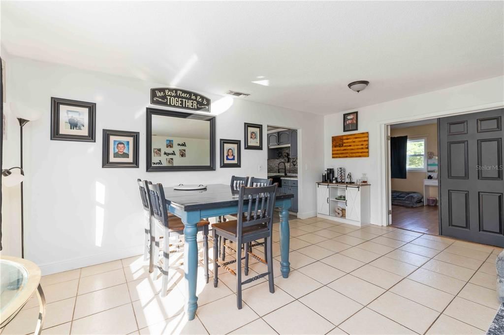 Под контрактом: $314,900 (3 спален, 2 ванн, 1553 Квадратных фут)