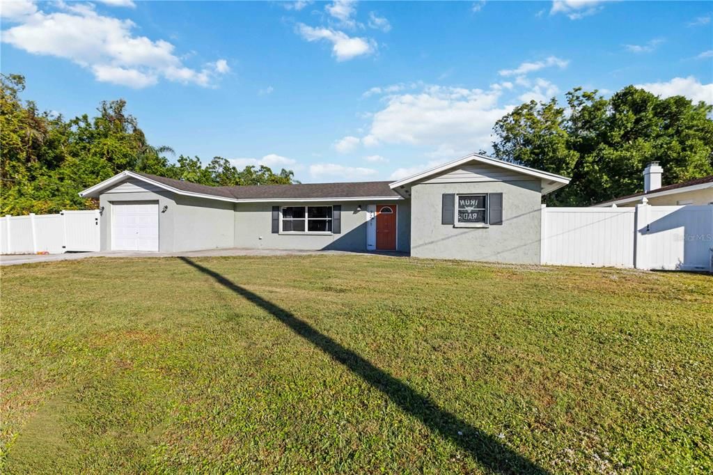 Под контрактом: $314,900 (3 спален, 2 ванн, 1553 Квадратных фут)