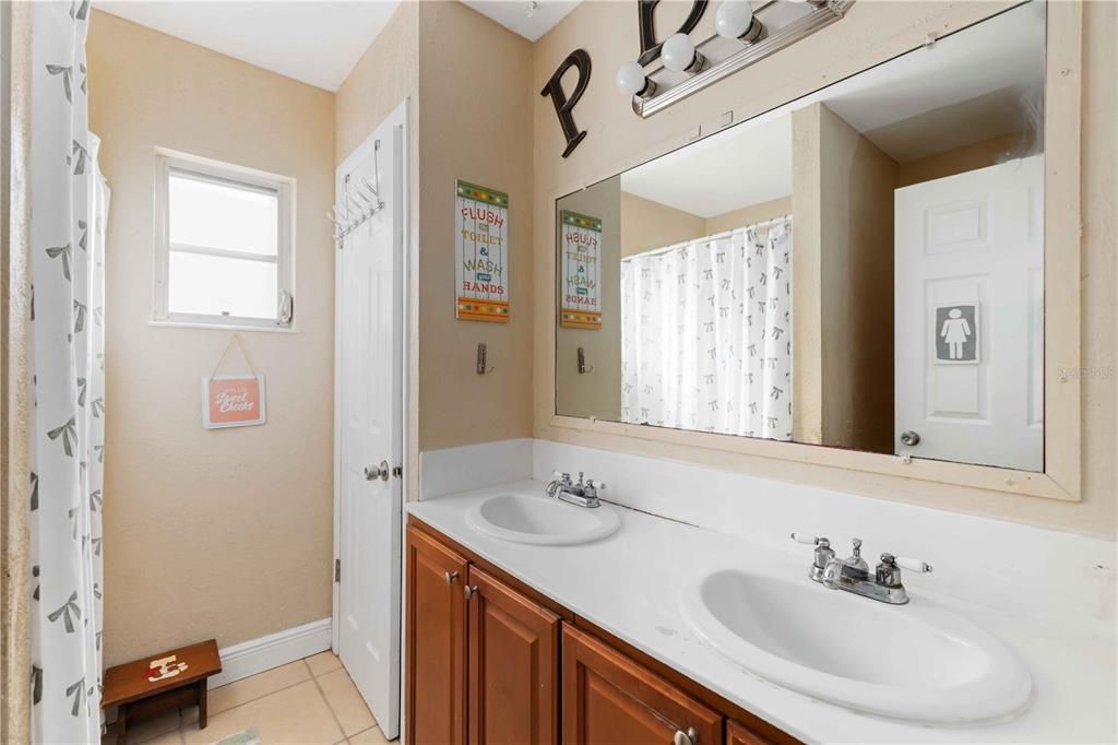 Под контрактом: $314,900 (3 спален, 2 ванн, 1553 Квадратных фут)