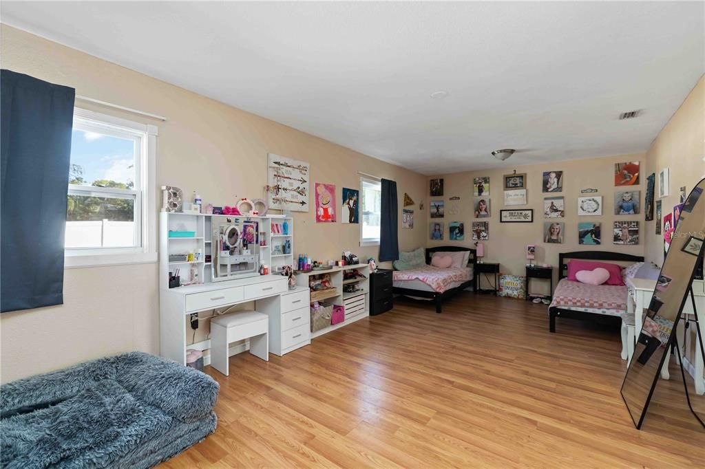 Под контрактом: $314,900 (3 спален, 2 ванн, 1553 Квадратных фут)