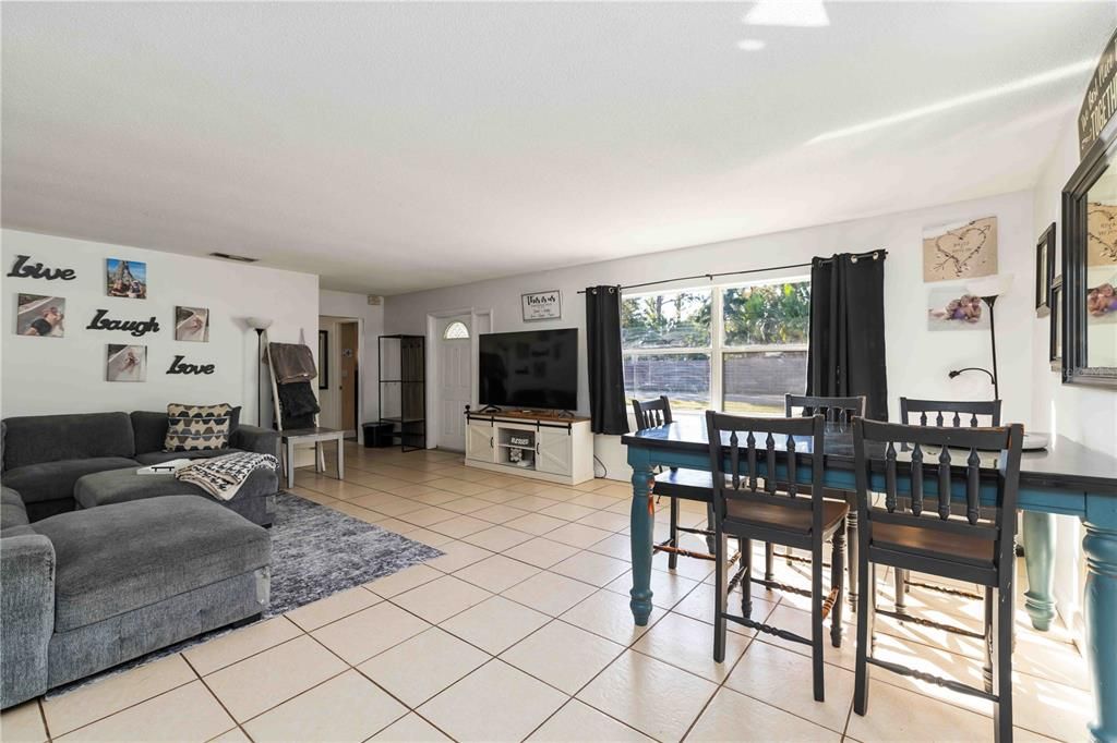 Под контрактом: $314,900 (3 спален, 2 ванн, 1553 Квадратных фут)