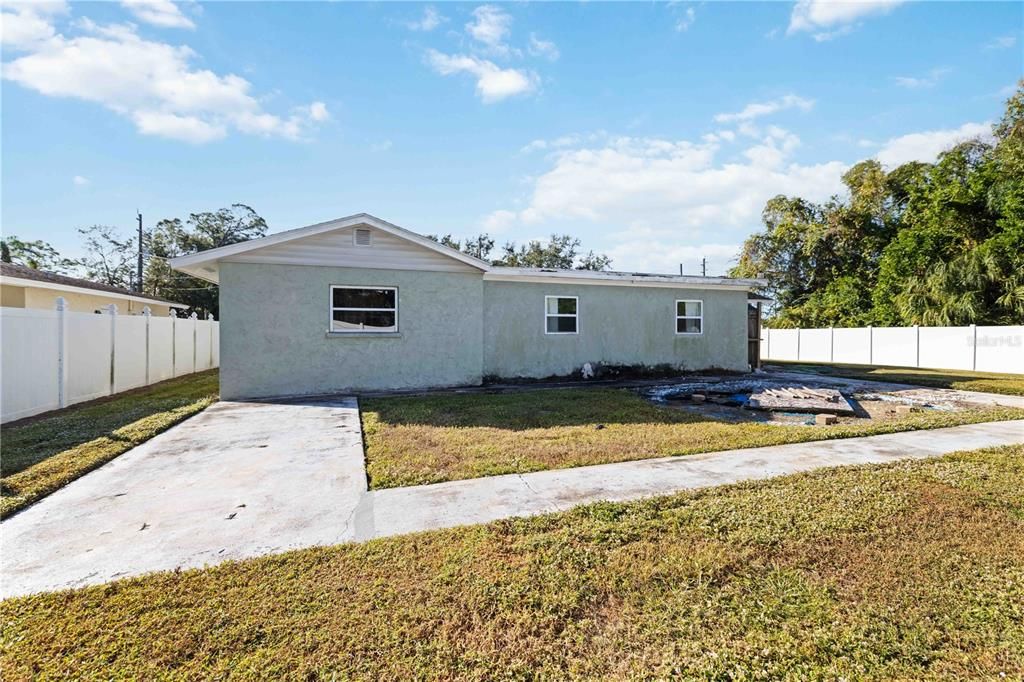 Под контрактом: $314,900 (3 спален, 2 ванн, 1553 Квадратных фут)