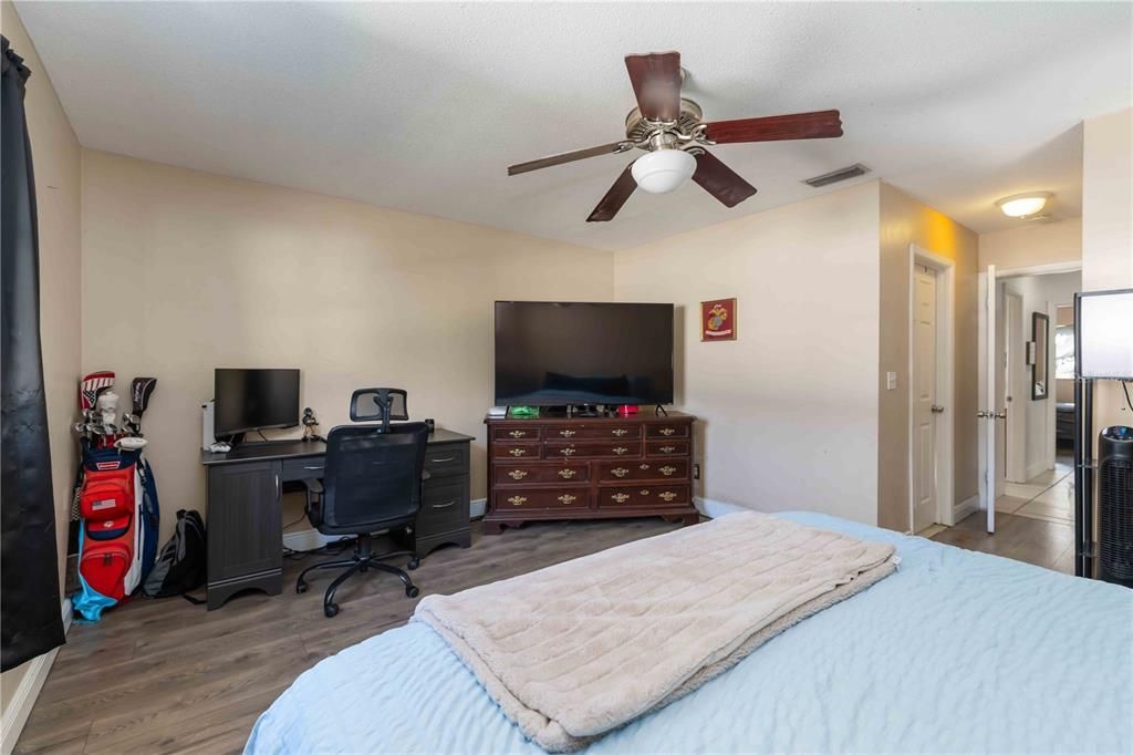 Под контрактом: $314,900 (3 спален, 2 ванн, 1553 Квадратных фут)