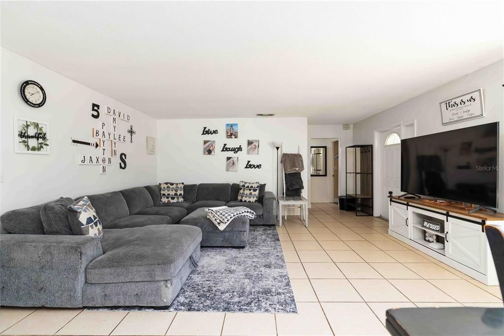 Под контрактом: $314,900 (3 спален, 2 ванн, 1553 Квадратных фут)