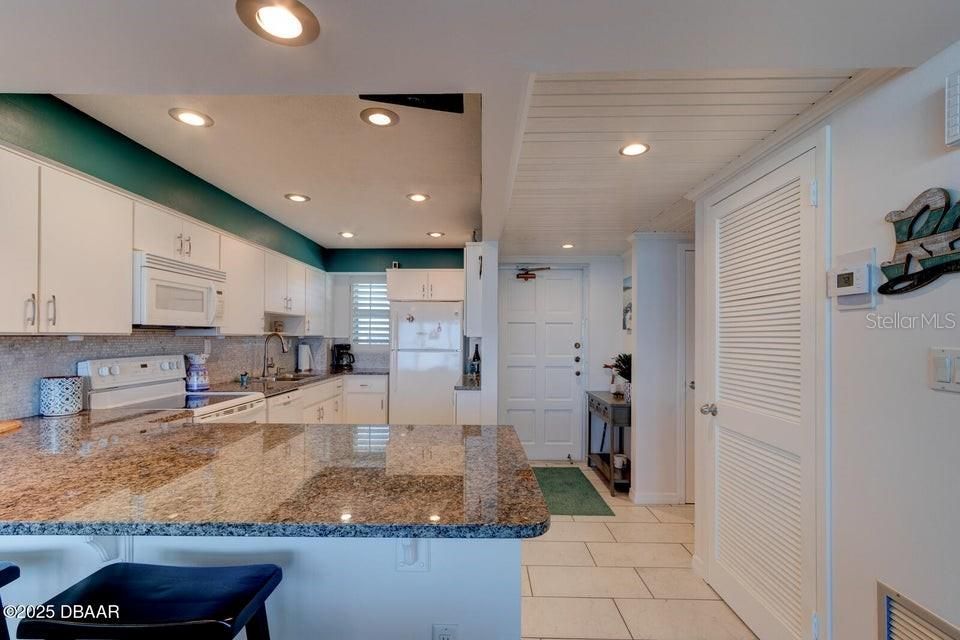 For Sale: $469,900 (2 beds, 2 baths, 1025 Square Feet)