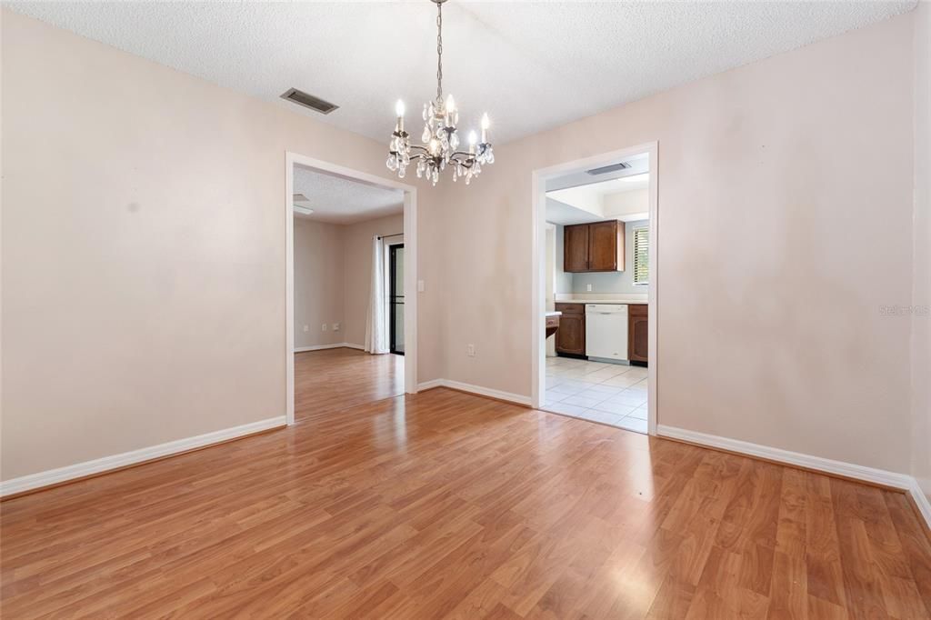 For Sale: $172,500 (1 beds, 1 baths, 923 Square Feet)