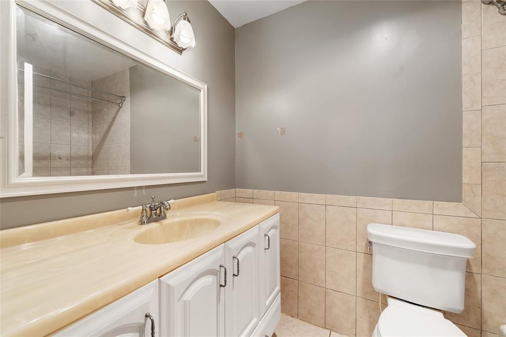 For Sale: $172,500 (1 beds, 1 baths, 923 Square Feet)