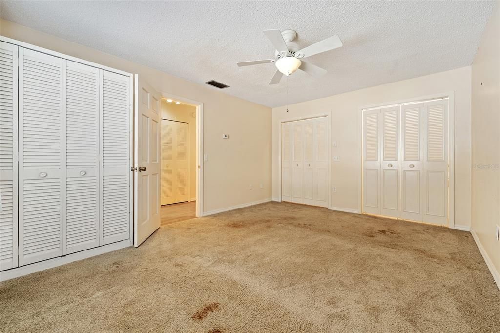 For Sale: $172,500 (1 beds, 1 baths, 923 Square Feet)
