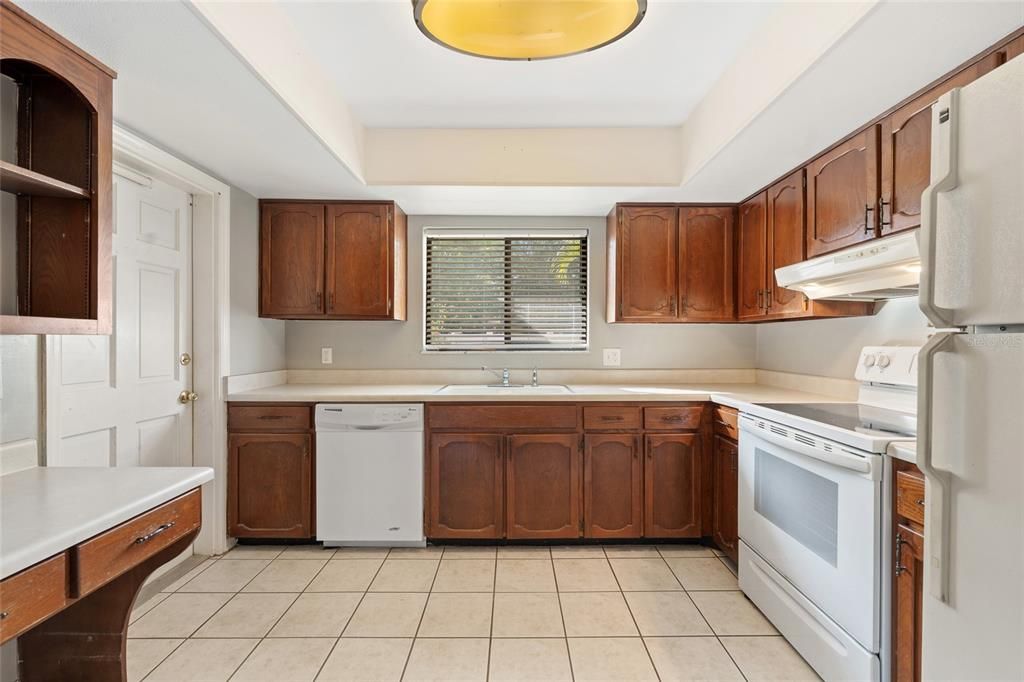 For Sale: $172,500 (1 beds, 1 baths, 923 Square Feet)
