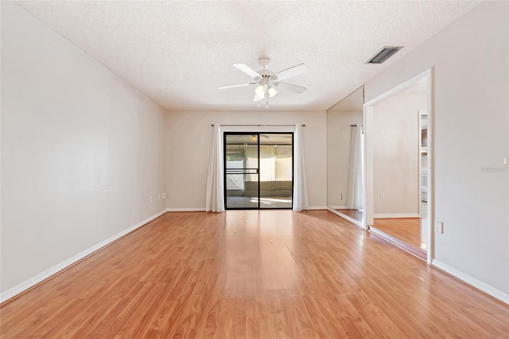 For Sale: $172,500 (1 beds, 1 baths, 923 Square Feet)