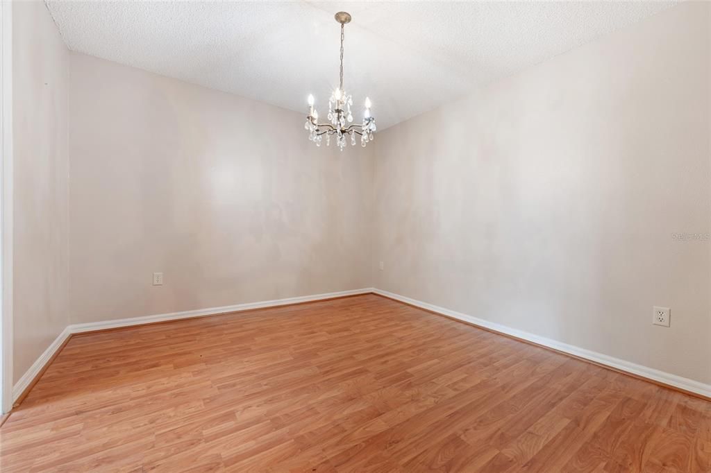 For Sale: $172,500 (1 beds, 1 baths, 923 Square Feet)