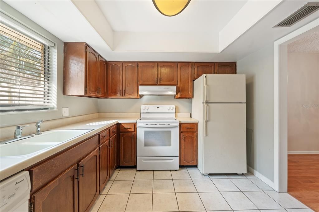 For Sale: $172,500 (1 beds, 1 baths, 923 Square Feet)