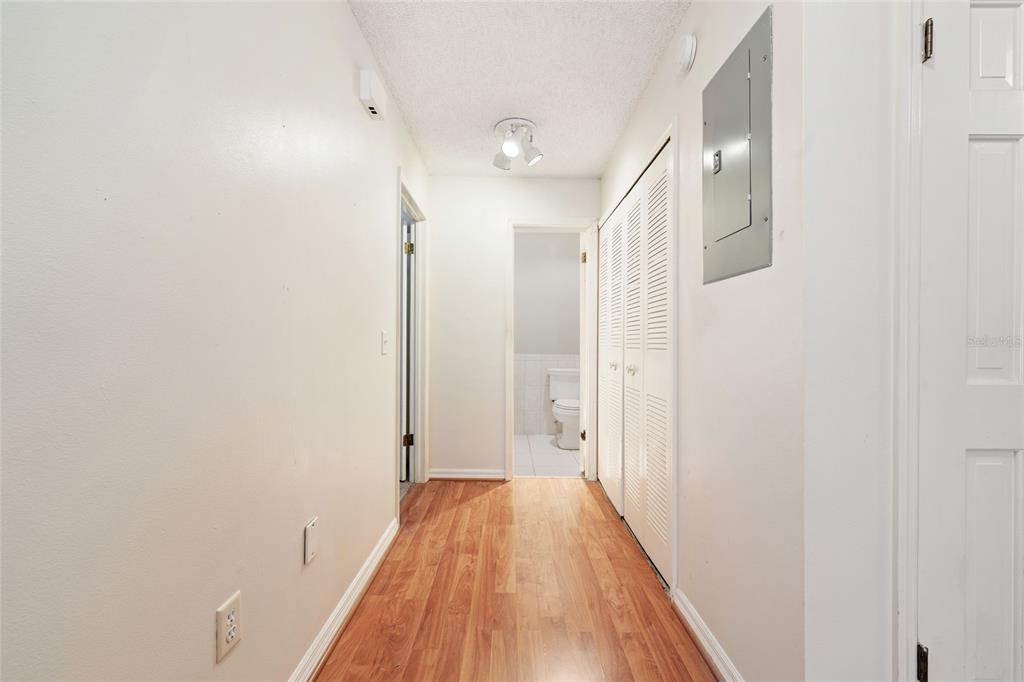 For Sale: $172,500 (1 beds, 1 baths, 923 Square Feet)