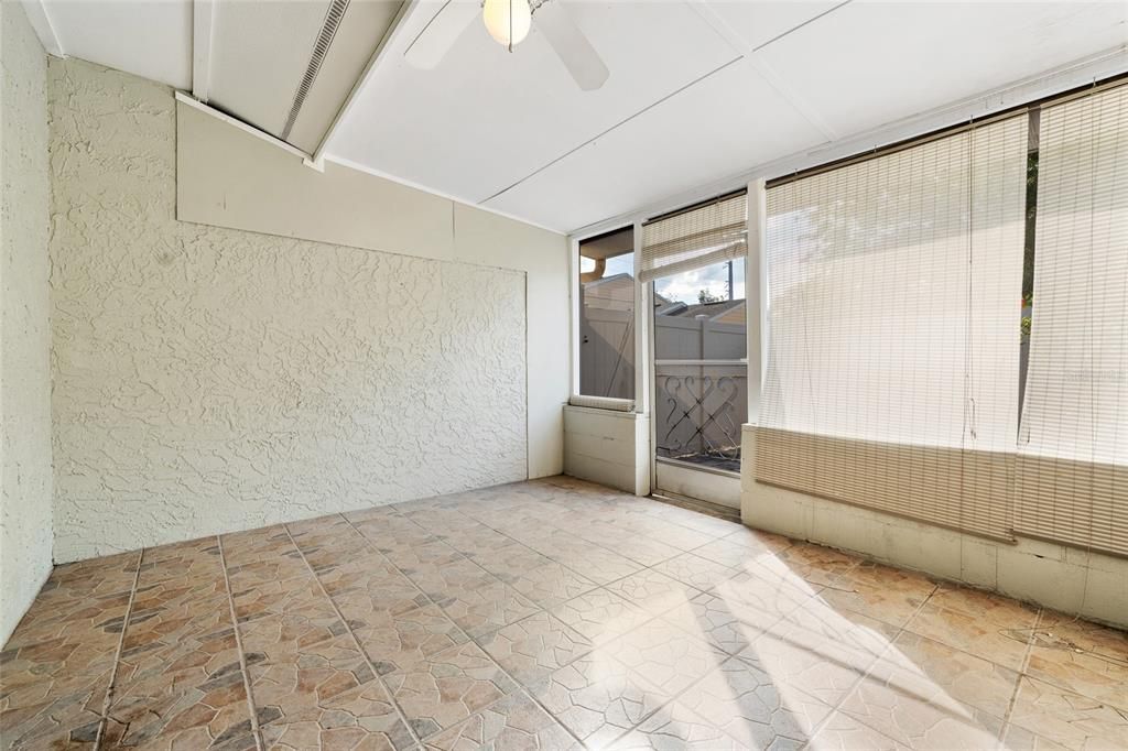 For Sale: $172,500 (1 beds, 1 baths, 923 Square Feet)