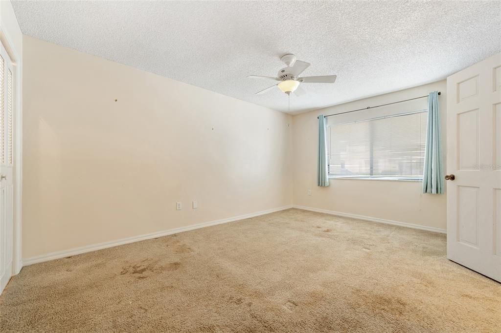 For Sale: $172,500 (1 beds, 1 baths, 923 Square Feet)