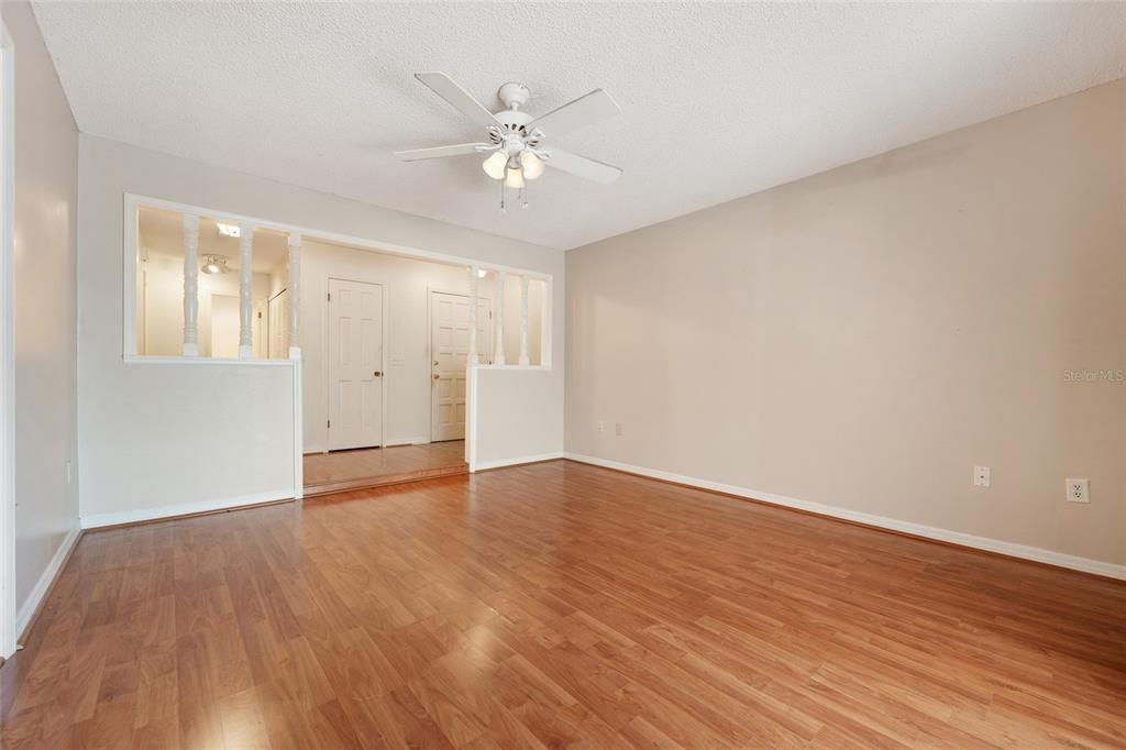 For Sale: $172,500 (1 beds, 1 baths, 923 Square Feet)